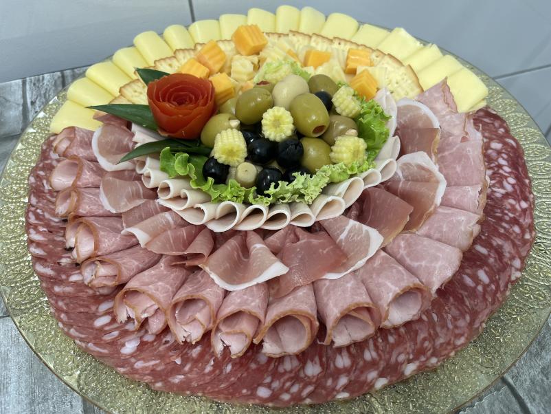 Priprava domačih narezkov za pogostitev Ljubljana