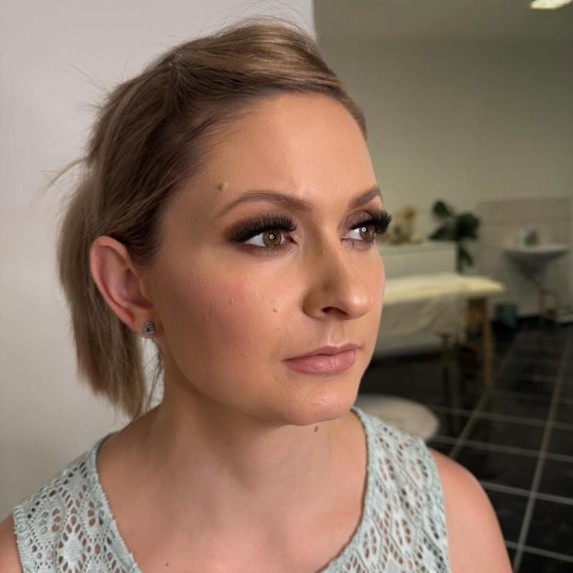 Lepotno oblikovanje trepalnic Ravne na Koroškem