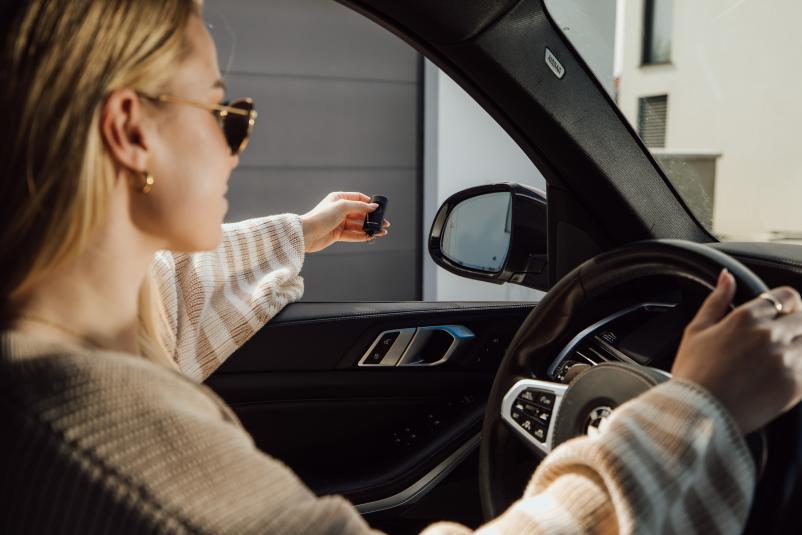 Sekcijska garažna vrata Hörmann s pametnim upravljanjem