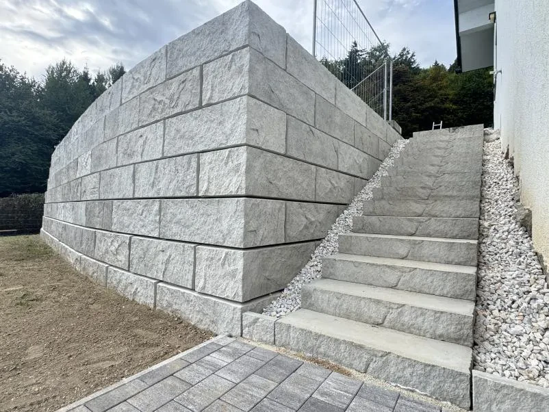 Postavitev betonske oporne konstrukcije