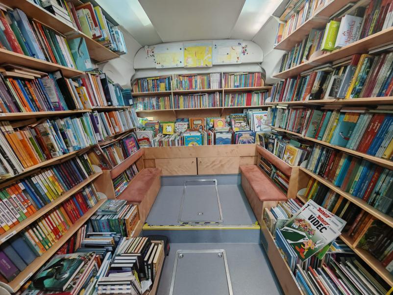 Potujoča knjižnica v Posavju – knjige, ki pridejo k vam