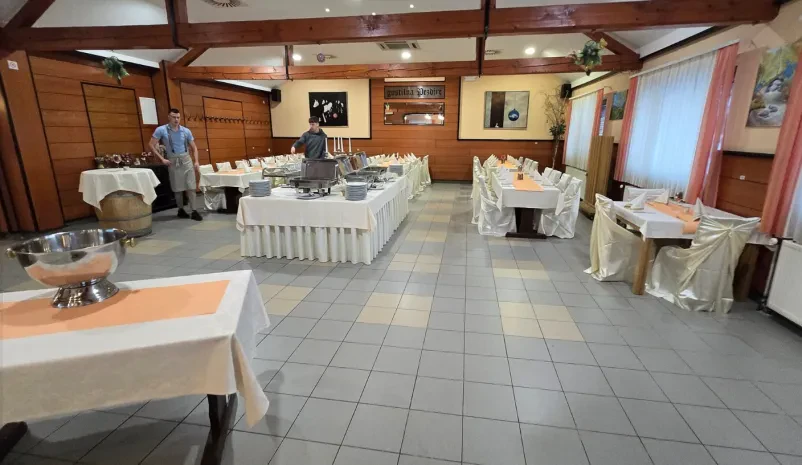 Prostor v gostilni za zabave Bela krajina