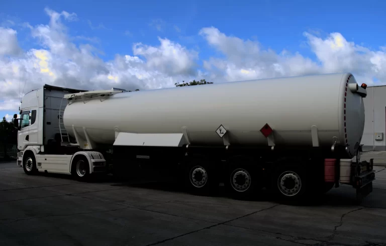 Trasporto veloce del carburante per i clienti dall'Italia