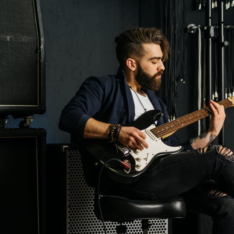 Učenje igranja kitare