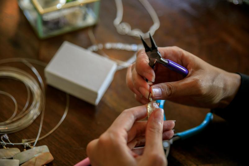 V Sloveniji ročno izdelan moden nakit