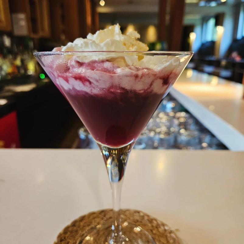 Večerno dogajanje v kavarni na Koroškem