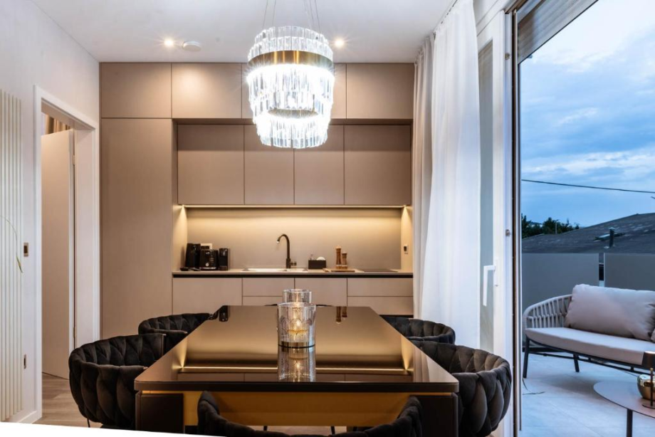 Villa con piscina come spazio che armonizza il ritmo della vita professionale moderna