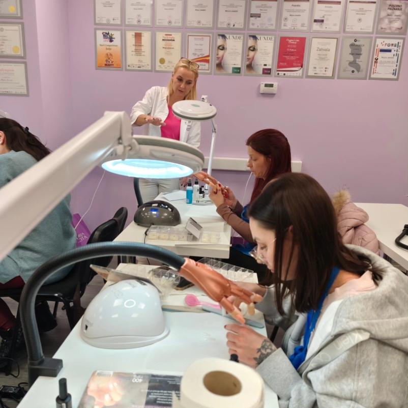 Kozmetični tečaj za podaljševanje nohtov