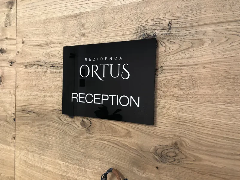 Graphics on surfaces and 3D lettering signage