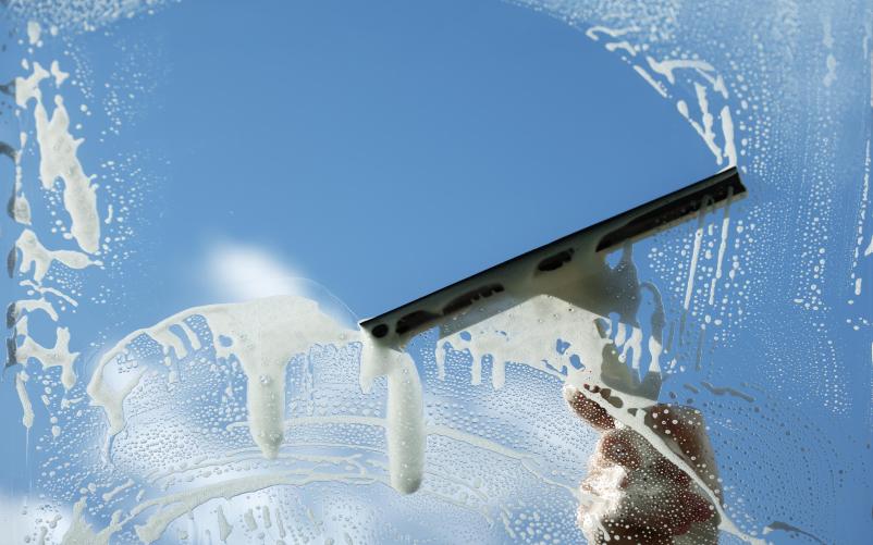 Čistilni servis, ki nudi generalno čiščenje različnih površin Slovenija