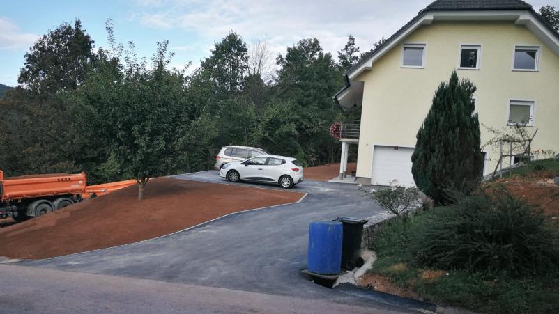 Zemeljski izkopi za urejanje okolice v Osrednji Sloveniji