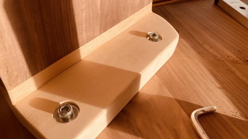 Ročno izdelano pohištvo za bivalne prostore