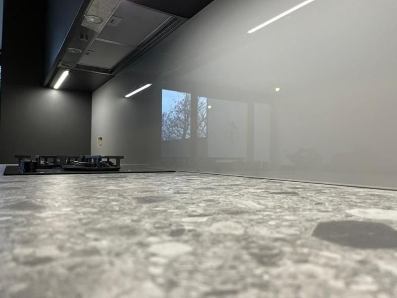 Kakovostna izdelava steklenih kuhinjskih pultov Primorska