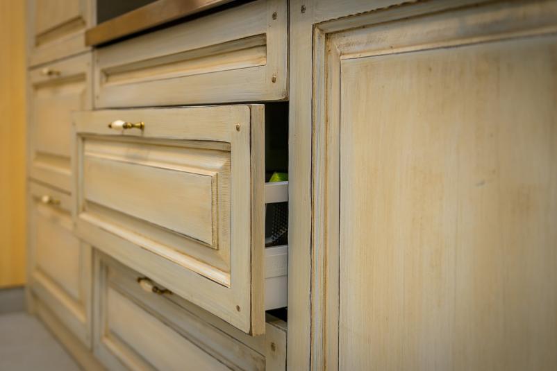 Masivno pohištvo po naročilu Slovenija