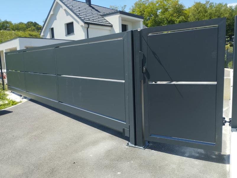 Ugodna masivna vrata v Sloveniji