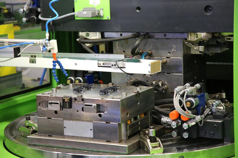 Selitev strojev v industriji Podravska