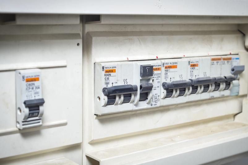 Elektro in avtomatizacija – inštalacije, pametni sistemi in krmilne omarice