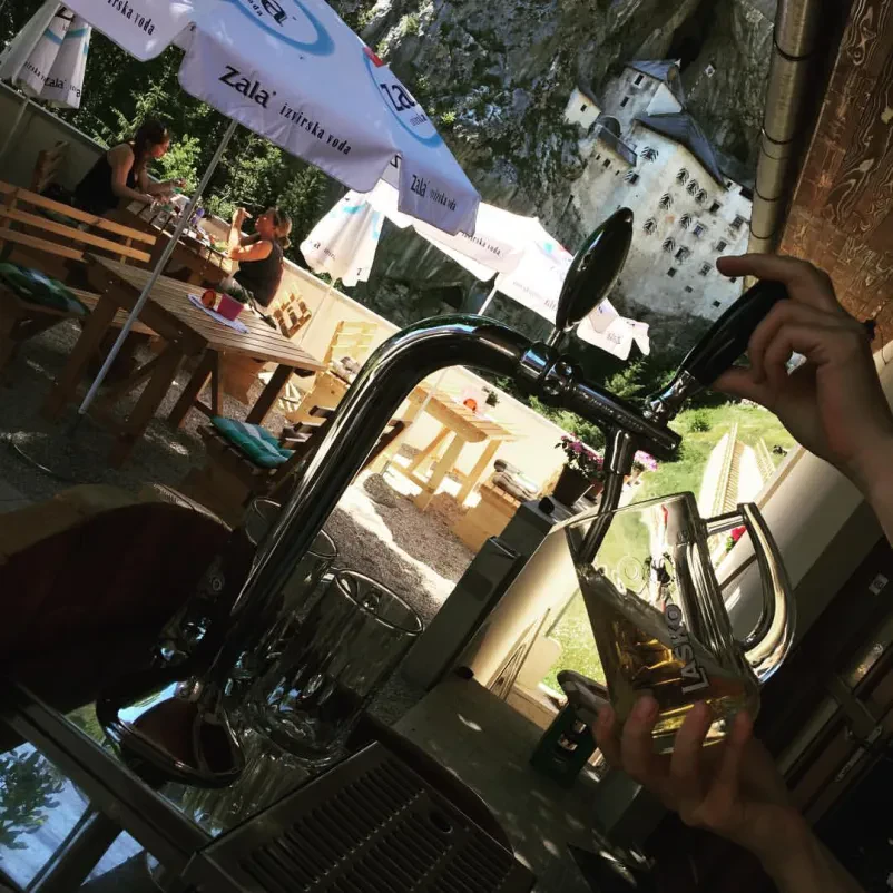 Urejen prostor za zaključene družbe Postojna