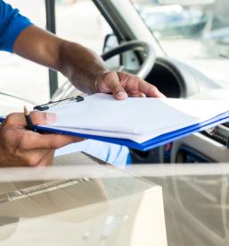 kurir pri dostavi pošiljke 