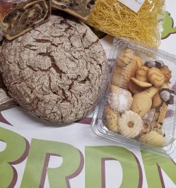 Dobrote Brdnik vključujejo domače pekovske izdelke, suhomesnate izdelke, kruh in ostalo 