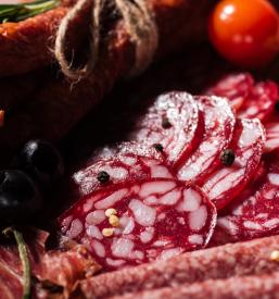 narezana domača svinjska salama