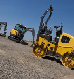 težka gradbena mehanizacija pri delu