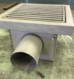 Talna rešetka in sifon pred vgradnjo 