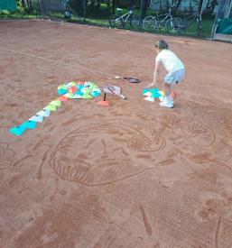Otrok med treningom tenisa