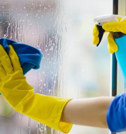 Generalno čiščenje vključuje tudi pomivanje oken 