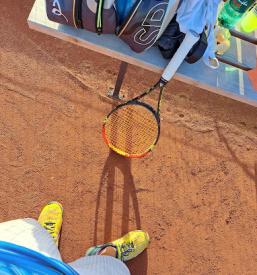 Teniški lopar na teniškem igrišču