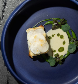 Izvrsten izbor priznanih slovenskih in tujih vin, žganih pijač in žlahtnih cigar