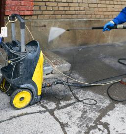 čiščenje spodnjega dela fasade