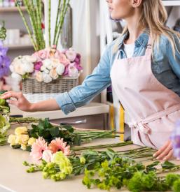 cvetličarka pri delu