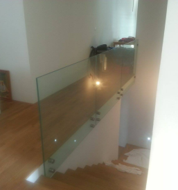 steklena ograja v notranjih prostorih