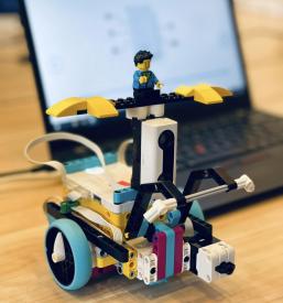 Ugodno praznovanje robotskega rojstnega dne za otroke