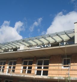 Montaža hišnih nadstreškov v Sloveniji