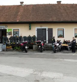 motorji in vhod pri babici bredi