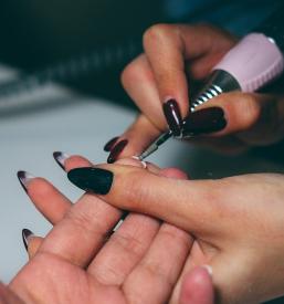 Poceni gelish lakiranje nohtov