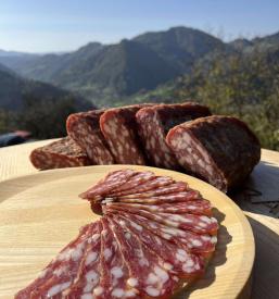 Dobre salame v mesariji v Cerknem