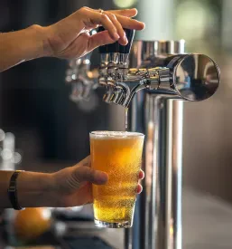 Pivo v dobri kavarni Podravska