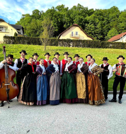 Nastop folklornih plesalcev