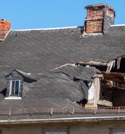 Popravilo poškodovane strehe