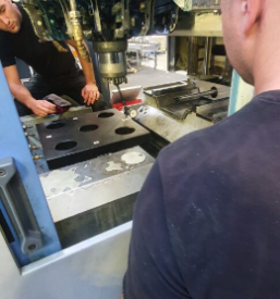 Professionelle Wartung von CNC-Maschinen Slowenien und Ausland