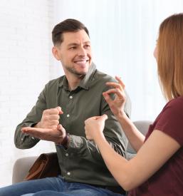 Tolmačenje znakovnega jezika za gluhoslepe Slovenija