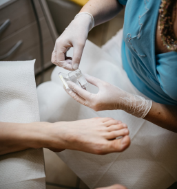 Zdravljenje vraščenih nohtov s sponko