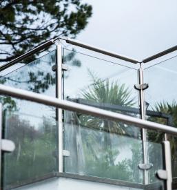 Nakup steklene ograje