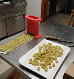 Jedi v koči na Hleviški planini