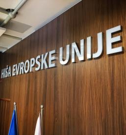 Oznake za stavbe in prostore Slovenija in tujina