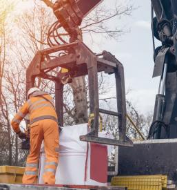 Kamion s hiab dvigalom