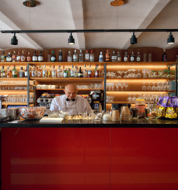 Buon ristorante nel centro di Lubiana vicino al fiume Ljubljanica